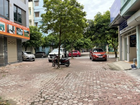Bán 50m2 TĐC Phố Trạm, cách Cổ Linh vào 10m, kinh doanh buôn bán được.