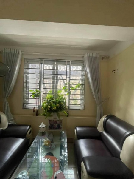 Bán nhà phố Bạch Mai, dt 42m2, mt 4m, 3 phòng ngủ, gần phố giá bán 3.3 tỷ lh 0394357733.