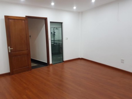 Bán nhà Quận Thanh Xuân diện tích sử dụng 40m2 đúc 5 tầng giá bán chính chủ 3,8 tỷ