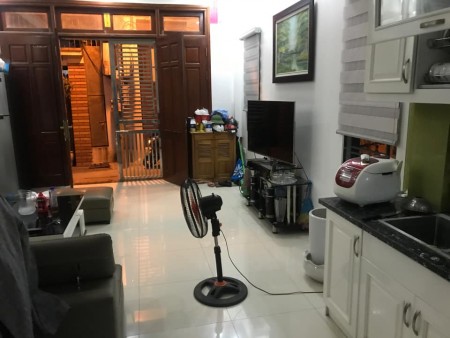 Bán nhà Tân Thuỵ Quận Long Biên, sát phố, mặt tiền rộng, ô tô đỗ cửa, giá 3.65 tỷ