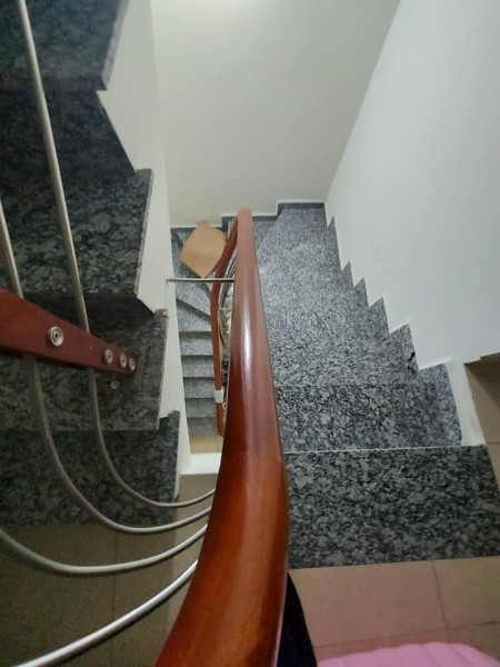 Bán nhà nguyên căn ngõ Hoàng Quốc Việt, dt 35m2, 5 tầng mt 3.2m, giá bán 3.9 tỷ lh 0975513371.