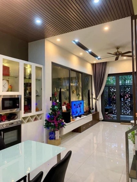 Cần bán nhà mặt phố Hoàng Quốc Việt, Bắc Từ Liêm diện tích 50m2, 5 tầng, giá 16 tỷ, lh 0365355088