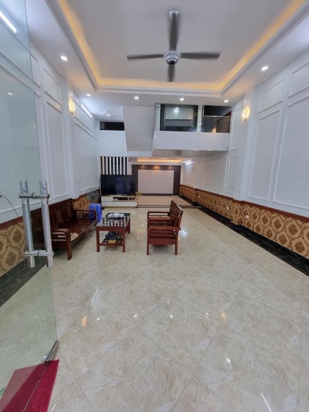 Bán nhà nguyên căn Nguyễn Khánh Toàn view công viên dt 31m2, 4 tầng đúc, giá bán 2.95 tỷ