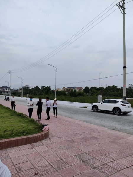 Bán lô liền kề mặt đường đôi rộng 36m đi xuống khu du lịch biển Hải Tiến mà giá chỉ có: 13 tr/m2.