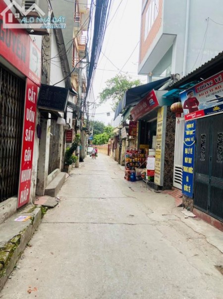 Cần bán nhà phố Hoàng Mai diện tích sử dụng 40m2, giá bán 2.8 tỷ, ngõ to như phố