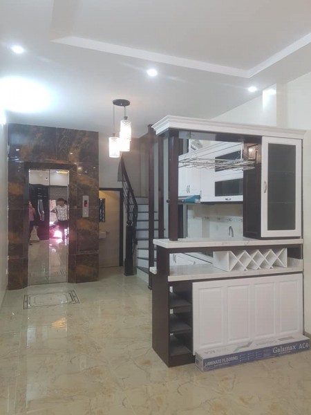 Bán nhà Đội Cấn nội thất lung linh có gara thang máy nhập khẩu, diện tích 40m2, giá 3.2 tỷ