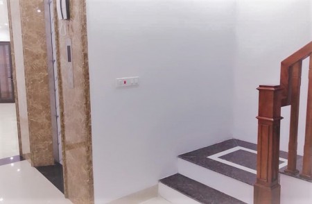 Hot nhà 7 tầng thang máy gara ô tô tránh Trần Quốc Hoàn kinh doanh, giá bán chỉ 8.8 tỷ