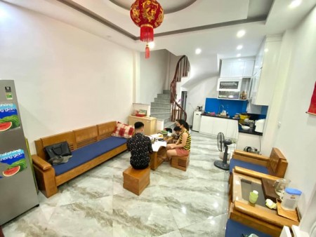 Nhà đẹp ở luôn Vương Thừa Vũ diện tích sử dụng 48m2 đúc 5 tầng giá bán 4.3 tỷ, lhcc