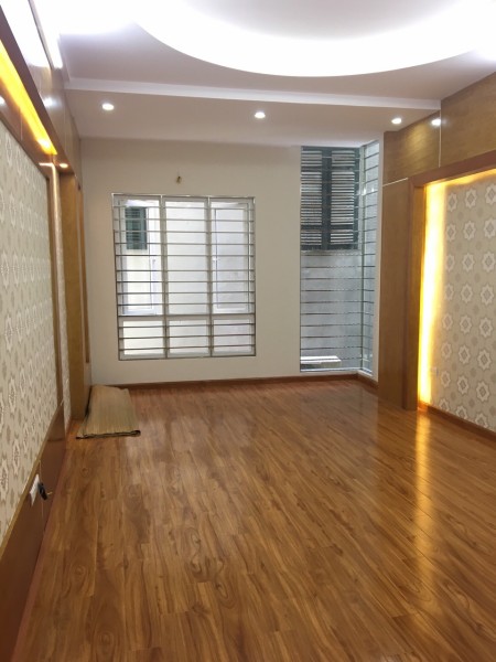 Bán nhà Hoàng Quốc Việt 2.9 tỷ, chủ tự xây BTCT 5 tầng chắc chắn, trước nhà rộng , ngõ xe ba gác