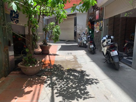 Nhà ngõ ô tô, mới sửa, dọn vào ở ngay được,thông thẳng ra đường Láng và Nguyễn Trãi