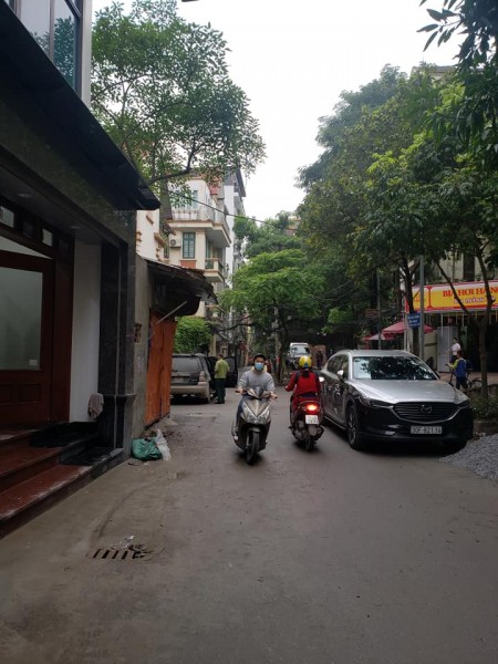 Bán đất tặng nhà nằm trên mặt đường Nguyễn Đình Hoàn, 3 bước ra mặt phố, giá chỉ hơn 5 tỷ