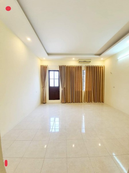 Bán nhà phố Trại Cá ngõ thẳng gần trường Tiêủ học Trung Hiền dt 33m2, 3.5 tầng, giá 2.58 tỷ