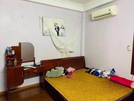 Bánnhà C4 Lê Văn Hiến, Bắc Từ Liêm, mặt ngõ thông, sổ đỏ nở hậu, ô tô đỗ 20m dt 32m2 giá 2.4 tỉ