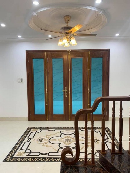 Bán nhà cổ linh,Long biên, lô góc, ngõ thông, ô tô đỗ cổng, kinh doanh, giá 5.3 tỷ.