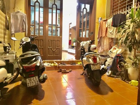 Đường Văn Bé diện tích rộng, nhà bao đẹp, ngõ rông, gần phố, đúc kiên cố 3 tầng, sổ sẵn