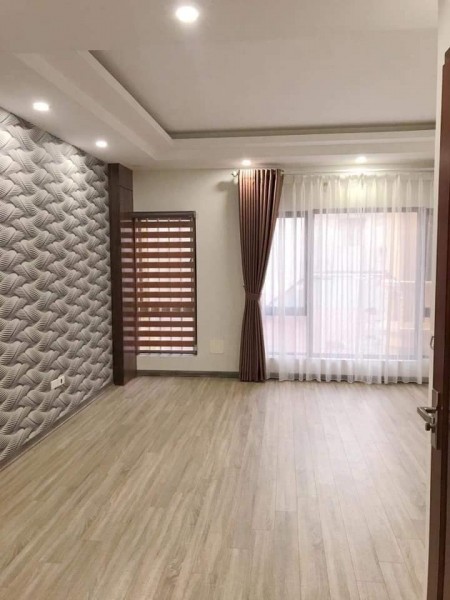 Bán nhà đường Lạc Long Quân, nội thất đẳng cấp diện tích sử dụng 42m2, giá bán 4 tỷ