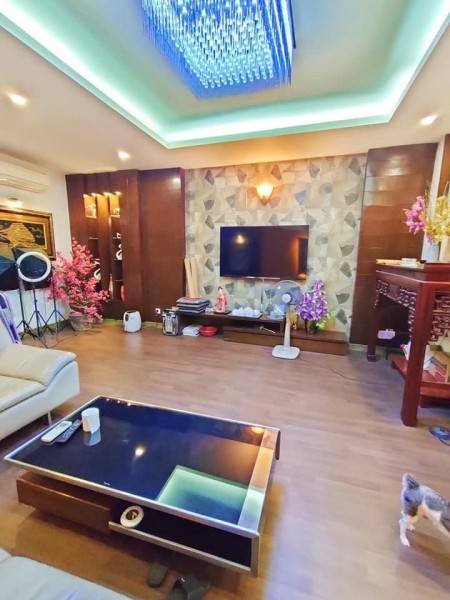 Vị trí đắc địa cần bán nhà Hồng Tiến Nguyễn Văn Cừ, hai bước ra phố giá 3.35 tỷ, khu an ninh