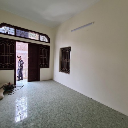 Bán nhà chưa đến 3 tỷ, dt 61m2, Quận Tây Hồ, ở ngay, cực rộng, ô tô tiện ích đủ, sổ sẵn