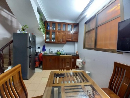 Chính chủ cần bán nhà Quán Thánh, 20m ra phố đúc 5 tầng, 3 pn, giá nhỉnh 2 tỷ, sổ đỏ sẵn