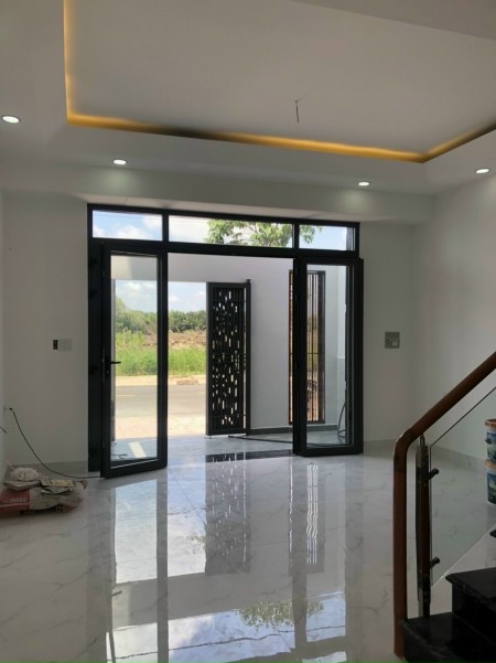 Bán nhà phố 2 lầu sang trọng đường D10 khu đô thị South Wave Nam Sài Gòn, sổ sẵn