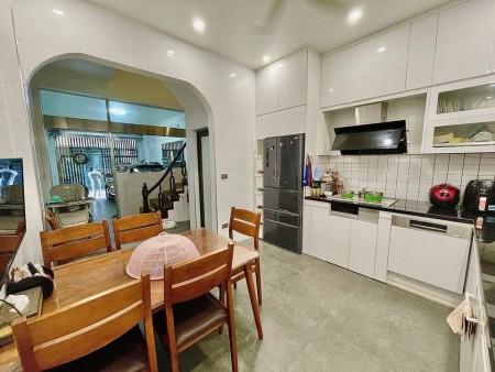 Bán nhà nguyên căn phố Giảng Võ, dân cư đông đúc dầm uất, đúc 5 tầng, giá bán 6.45 tỷ
