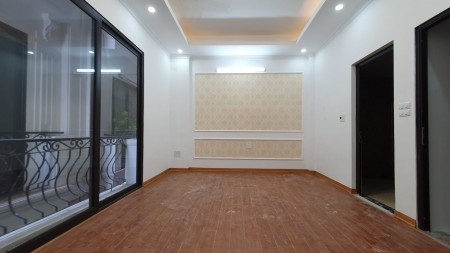Bán nhà Phạm Văn Đồng, 4.3 tỷ, 54m2, 5 tầng mới, ngõ to, ô tô chạy, hàng xóm Cầu Giấy