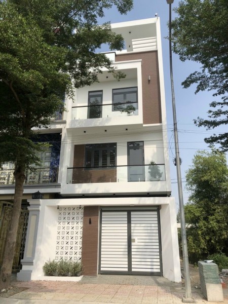 Bán nhá 1 trệt 2 lầu vị trí đắc địa ngay vòng xoay Đinh Đức Thiện huyện Bình Chánh