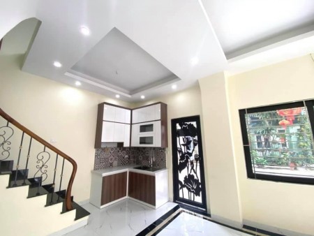 Bán Nhà Giáp Bát vô vàn tiện ích diện tích sử dụng 43m2, gía bán 3 tỷ, đúc kiên cố 4 tầng