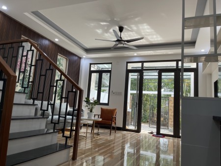 Bán nhà nguyên căn đúc bê tông 2 tầng có đầy đủ tiện nghi, nội thất đường Lê Ngô Cát, sổ sẵn