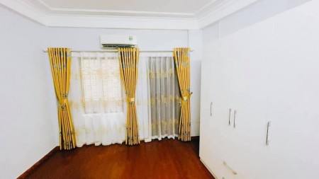 Nhà phố Nguyễn Văn Cừ nhà xây kiên cố xe 5 tạ đỗ cửa vị trí trung tâm Quận Long Biên