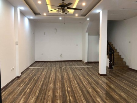 Bán nhà nguyên căn mặt phố Nguyễn Khang Quận Cầu Giấy, đúc kiên cố 4 tầng, thông thoáng