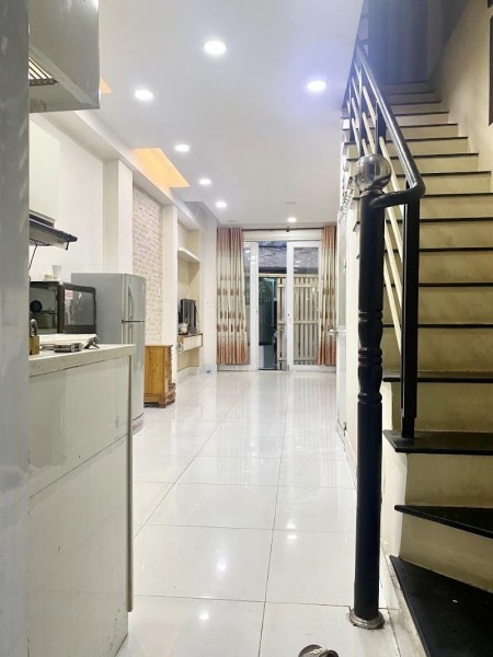 Bán nhà nguyên căn Quận 10, Đường Hoà Hưng nở hậu, tặng nội thất, dt 35m2, 3 tầng