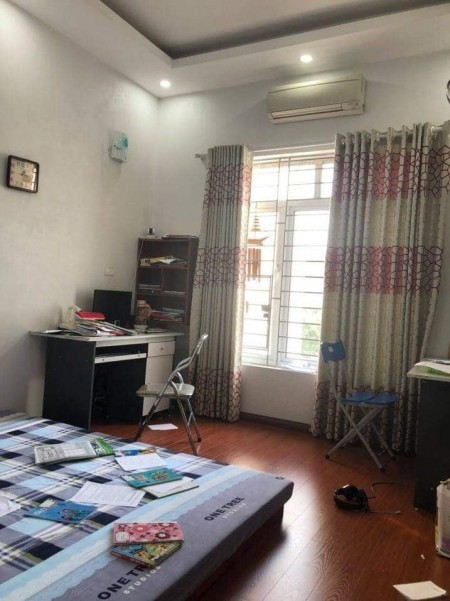 Bán nhanh nhà ở phố Gia Thuỵ Quận Long Biên, ngõ thông thoáng, dt 40m2, giá 2 tỷ 9