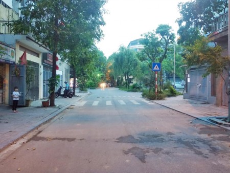 Bán nhà Văn Phú diện tích sử dụng 76m2 4 tầng giá 6.4 tỷ ô tô, vỉa hè, kinh doanh đỉnh