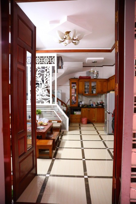 Nhà Cầu Giấy Hồ Tùng Mậu, gần ĐH thương mại, 5 tầng, mặt tiền 5m, 4 bước ra phố, giá chỉ 3,5 tỷ