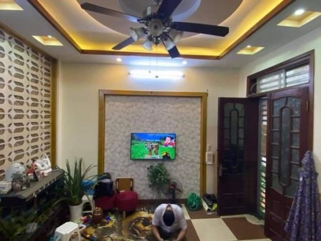 Bán nhà nguyên căn Nam Dư Hoàng Mai, chủ tặng nội thất, đúc 5 tầng kiên cố, sổ chính chủ