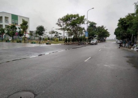 Bán 62m2 đất Giang Biên thoáng mát đường rộng ô tô tránh vỉa hè rộng kinh doanh tốt