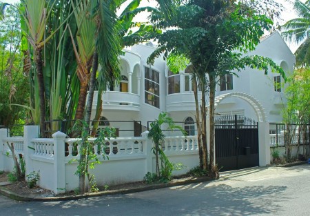 Cho thuê nhà Villa diện tích 430m2, sân vườn, 1 trệt, 1 lầu 4 phòng ngủ, Quận 2, an ninh