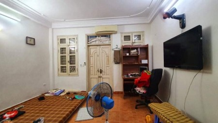 Bán nhà ngõ Hồ Tùng Mậu, diện tích 43m2, đúc 5 tầng, mt 4.5m, giá bán 4.6 tỷ, lh 0975513371