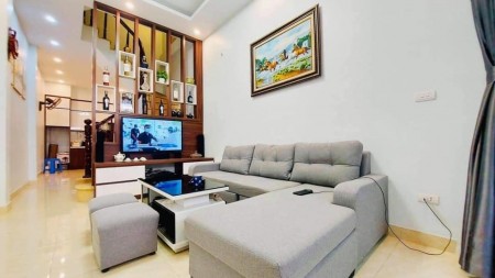Bán nhà 79 Cầu Giấy, ngõ to, lô góc, 3 mặt thoáng, 5 tầng, giá bán chỉ 4 tỷ, vào ở luôn