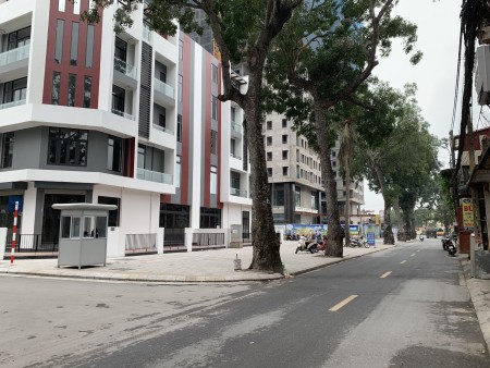 Bán nhà mặt phố Phường Đức Giang, diện tích 1920m2, mặt tiền 20m, giá bán chỉ 31 tỷ