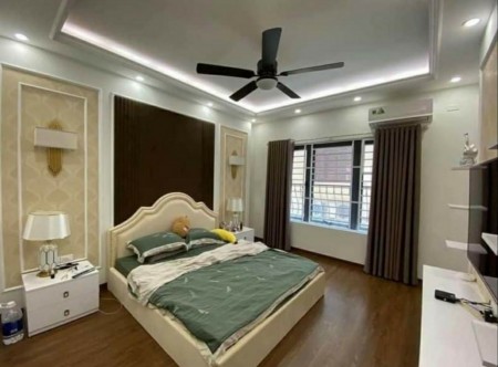Bán nhà ở Nguyễn Khánh Toàn, diện tích 50m2, 5 tầng, mặt tiền 4.2, chỉ 4.85 tỷ