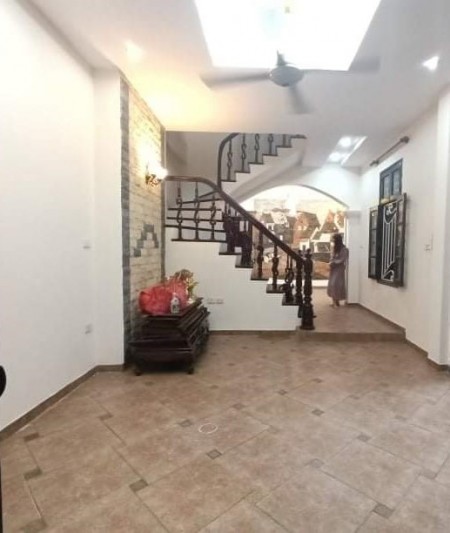 Bán nhà rộng 50m2, ngõ 98 Vũ Trọng Phụng, 5 tầng, mặt tiền 5m, giá 5.5 tỷ, sát phố, kinh doanh