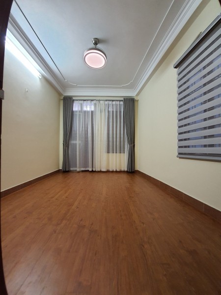 Ngõ 168 Kim Giang Bán nhà nguyên căn đúc kiên cố 5 tầng dt 38m2 giá 2.9 tỷ, sổ sẵn