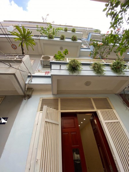 Bán nhà Hoàng Quốc Việt 5 tầng, dt 41m2, giá bán 3.35 tỷ, sáng long lanh, vài bước ra phố