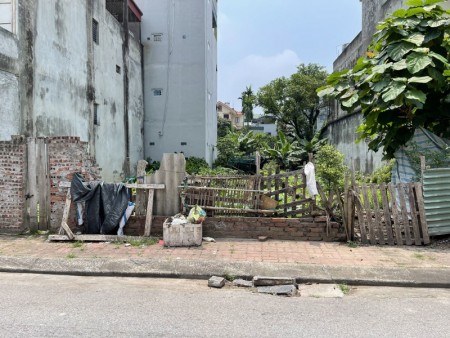 Bán 65m2 đất mặt đường Cửu Việt 1, trung tâm Trâu Quỳ, kinh doanh buôn bán tốt.