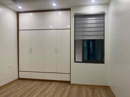 Bán nhà Lạc Long Quân, diện tích 42m2 5 tầng, cách ô tô tránh 10m (Đỗ Cổng) giá 6 tỷ
