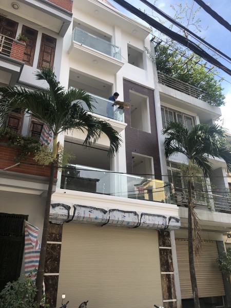 Trung tâm Quận Hoàng Mai, bán nhà mới dt 72m2, thang máy ô tô đỗ cửa giá nhỉnh 10 tỷ