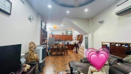 Bán nhà ngõ 68 Cầu Giấy diện tích sử dụng 42m2, đúc 5 tầng, giá bán nhỉnh 2 tỷ