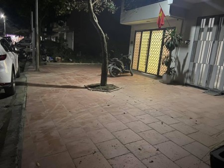 Bán nhà lô góc vừa tiền trung tâm phố chợ giá bán rẻ nhỉnh 4 tỷ, diện tích 60m2, sổ sẵn